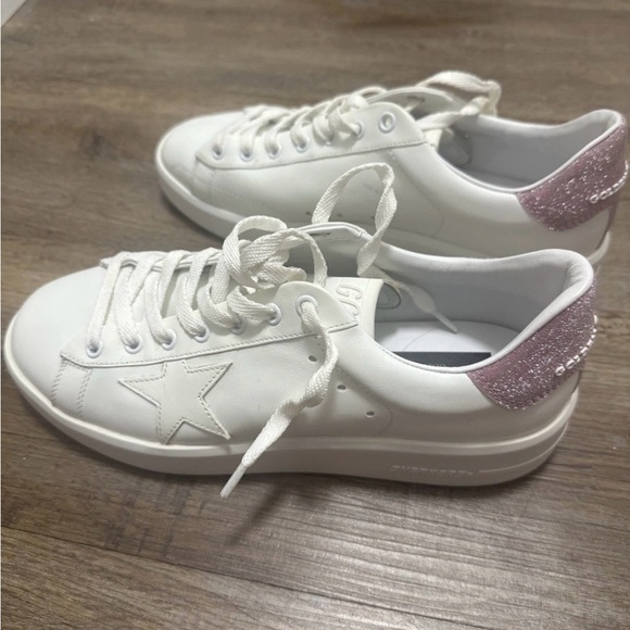 Golden Goose Shoes - Women's Golden Goose sneakers in white and pink glitter.